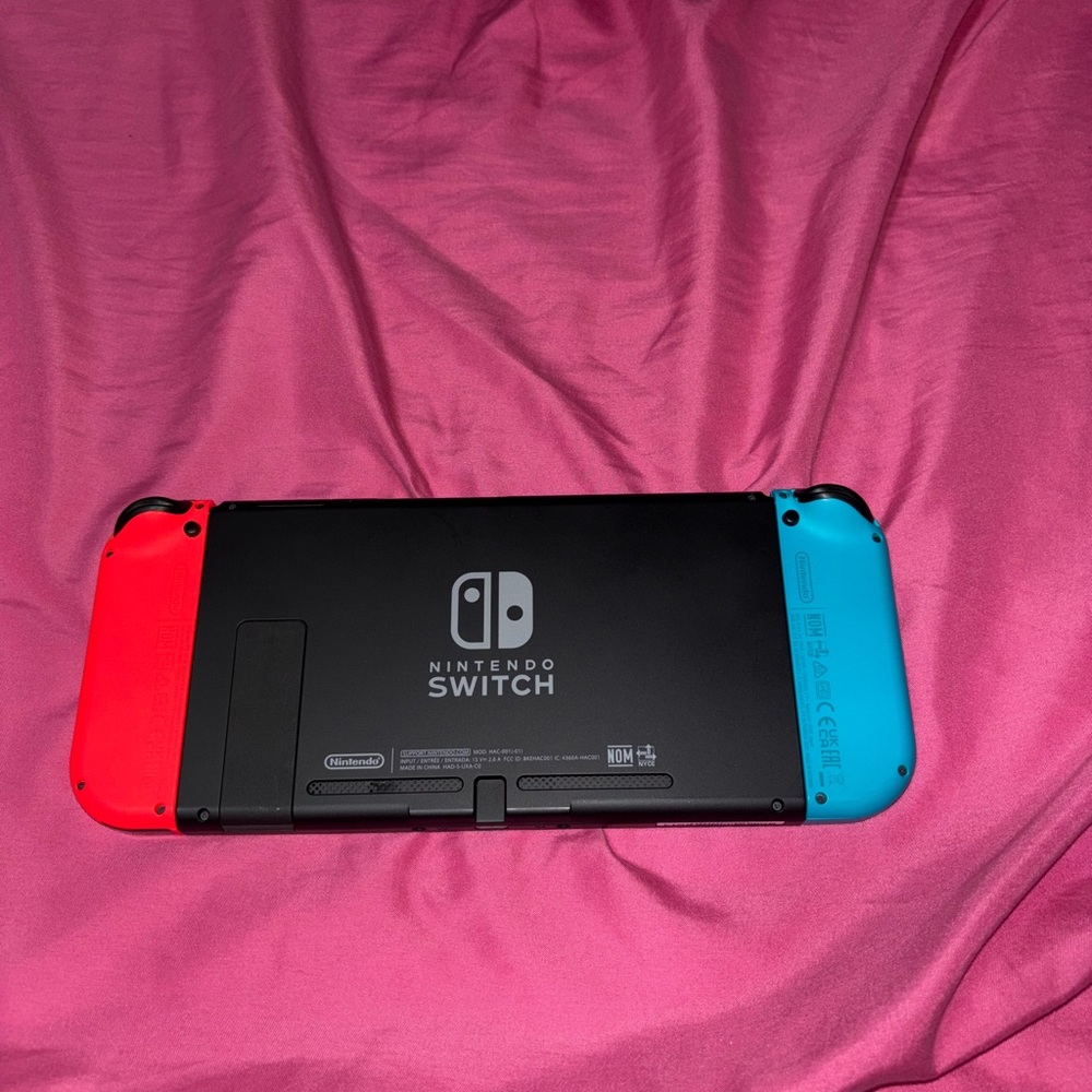 Nintendo Switch - Picture 6 of 11